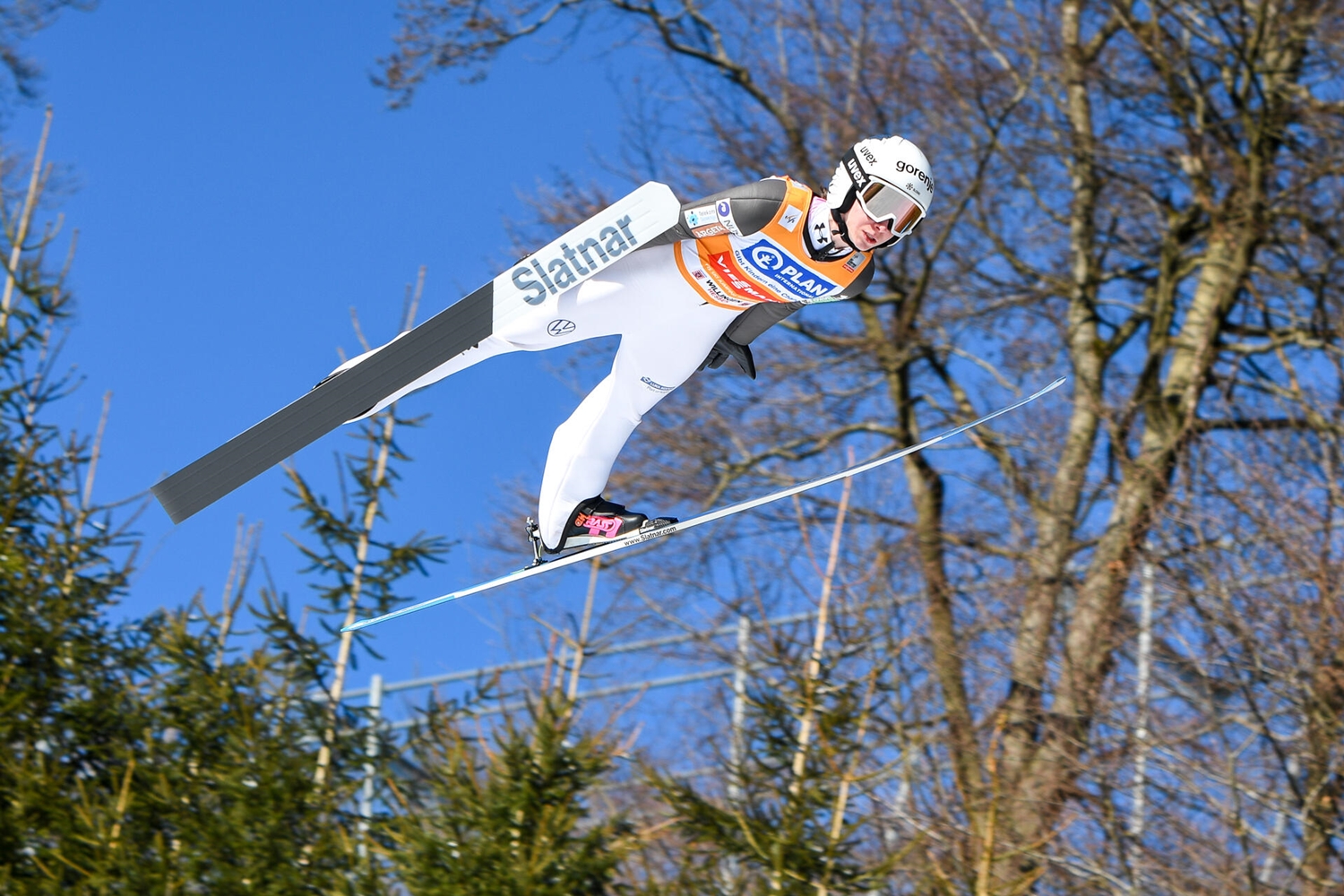 Nika-Prevc-gewinnt-Heim-Weltcup-in-Ljubno-Schwerer-Sturz-von-Thea-Minyan-Bjoerseth